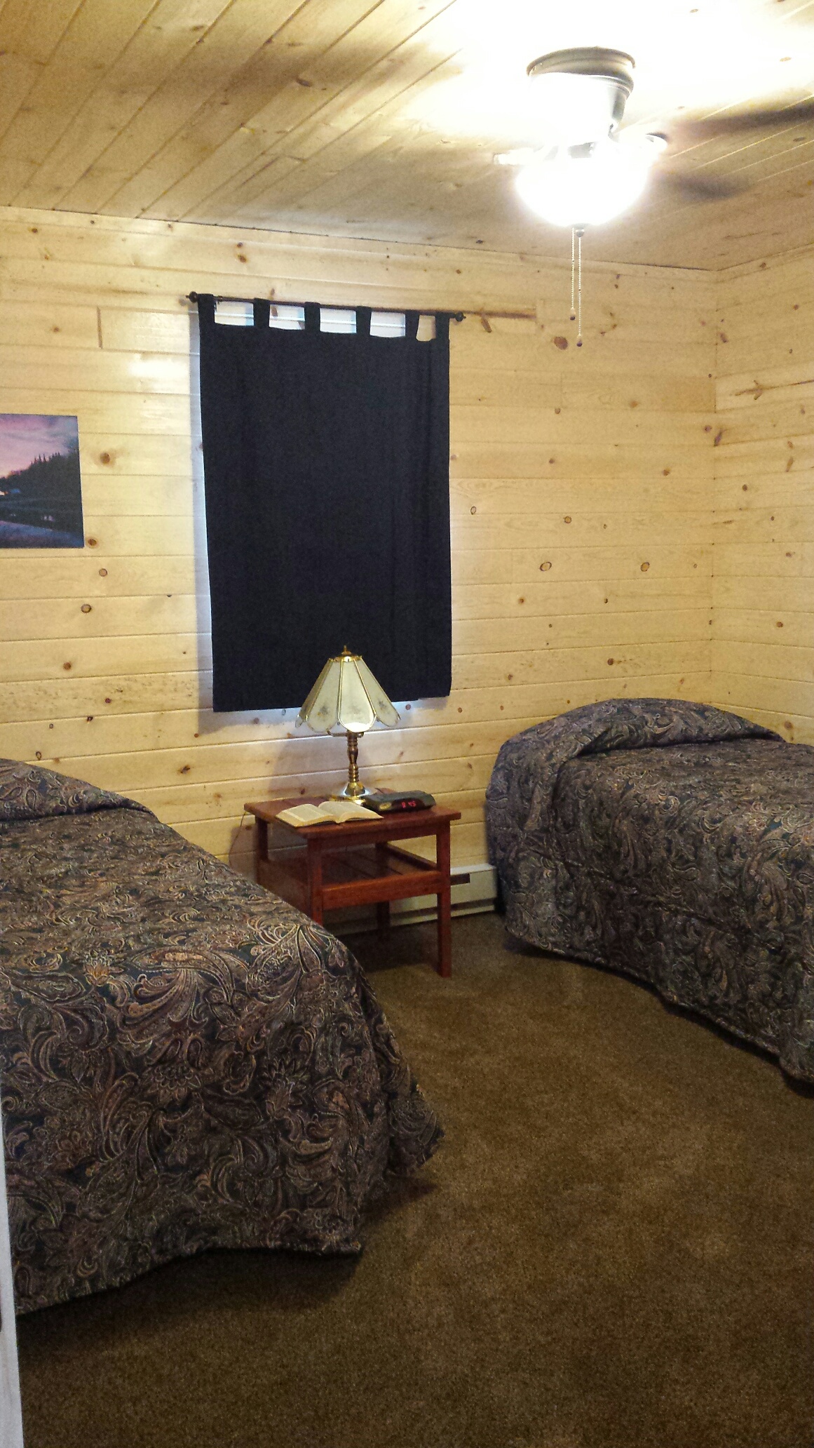 Lute's Cabin bedroom with two beds