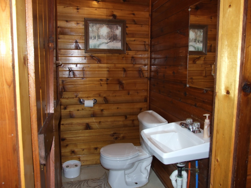 Southwick Cabin bathroom